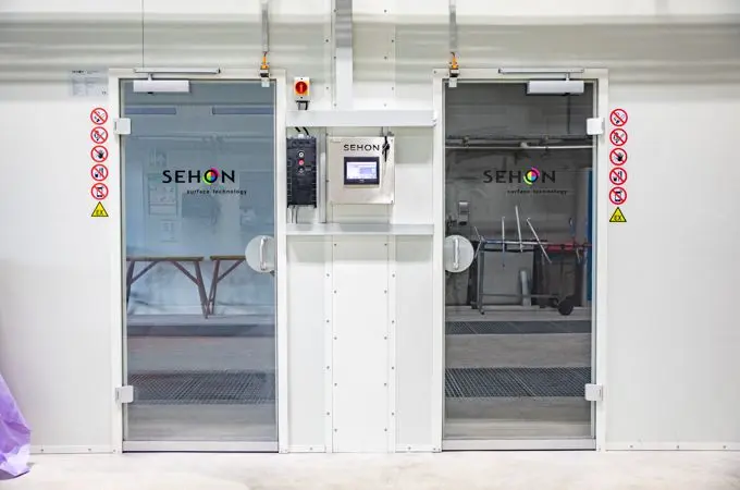 SEHON Lackieranlage Bauer Weilheim (4) Vollglas-Begehtüren in die Lackierkabine