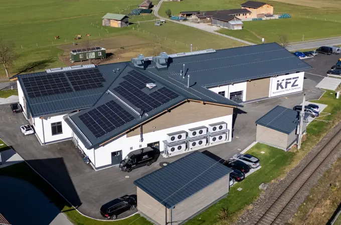 Photovoltaik-Anlage in einem Karosserie- und Lackierbetrieb.